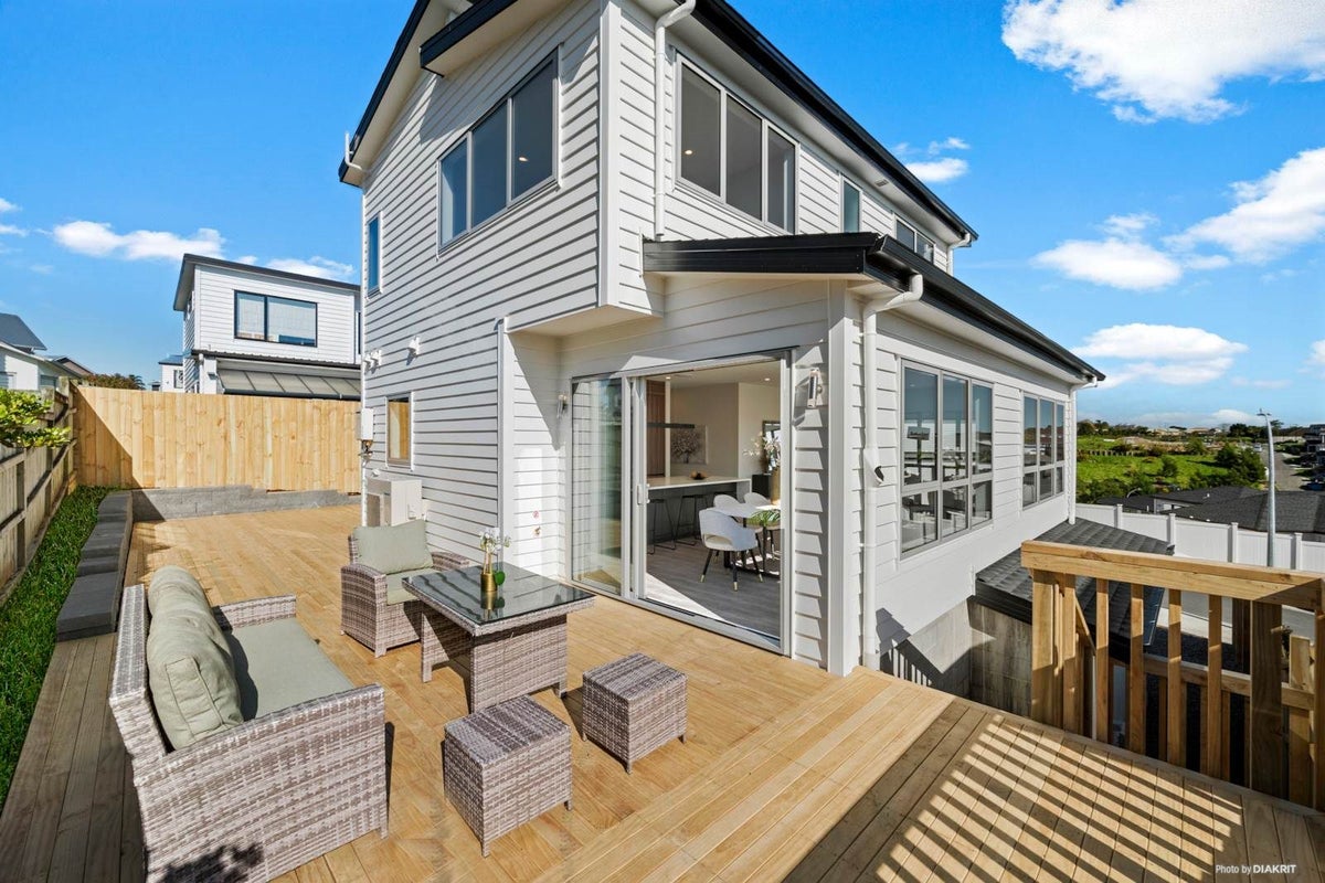 9 Keiha Crescent, Massey, Auckland - Carousel 2