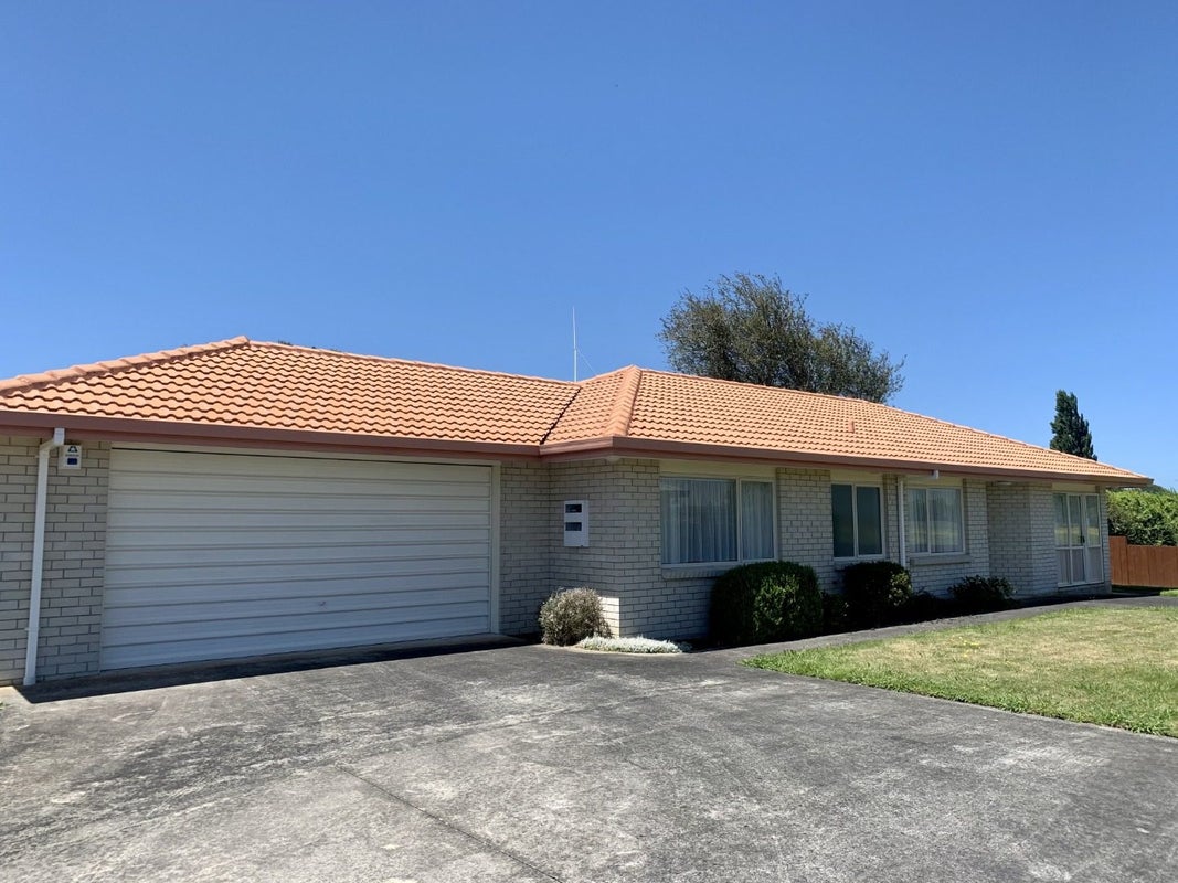 8 Caesar Roose Drive, Glenview, Hamilton - Carousel 2