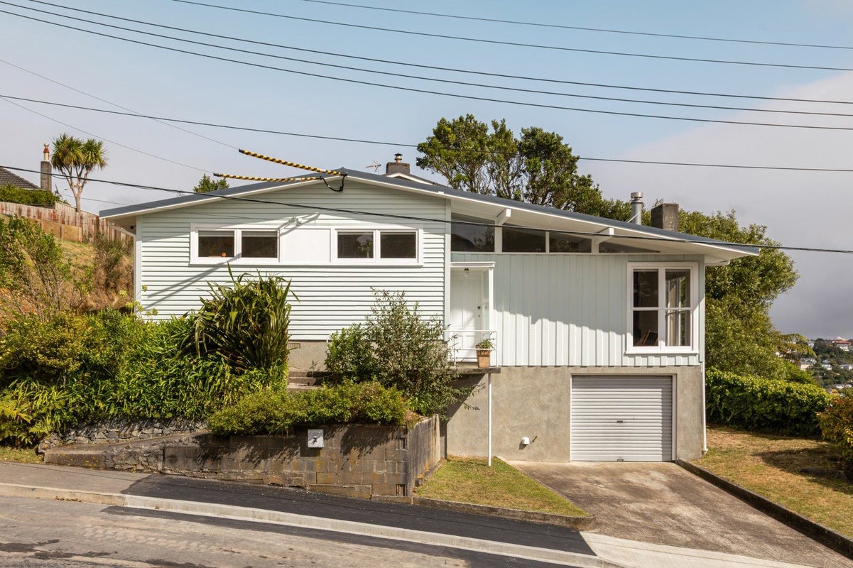 2 Paparangi Crescent, Paparangi, Wellington - Carousel 1