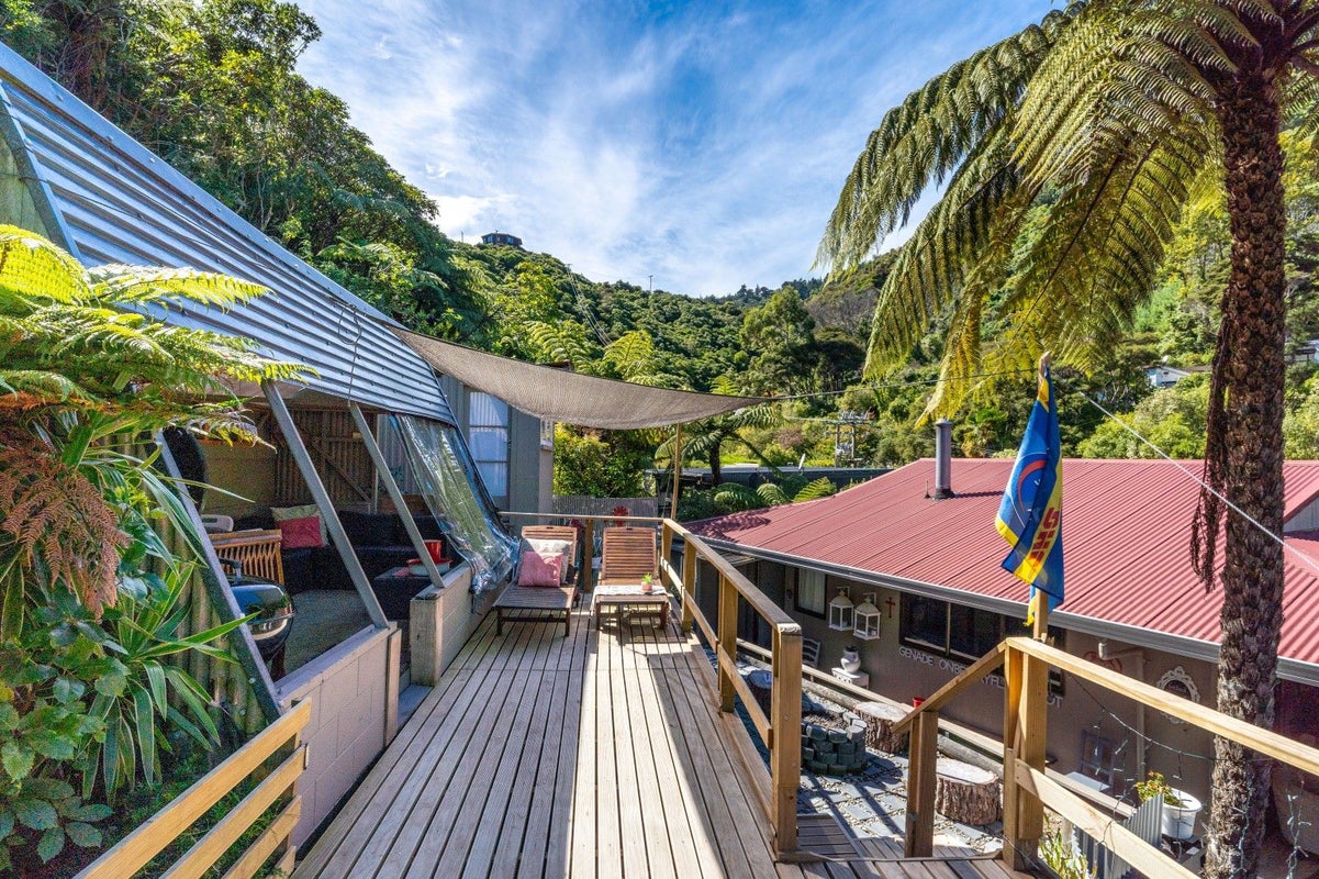 16 Arthur Crescent, Waikawa, Picton - Carousel 1