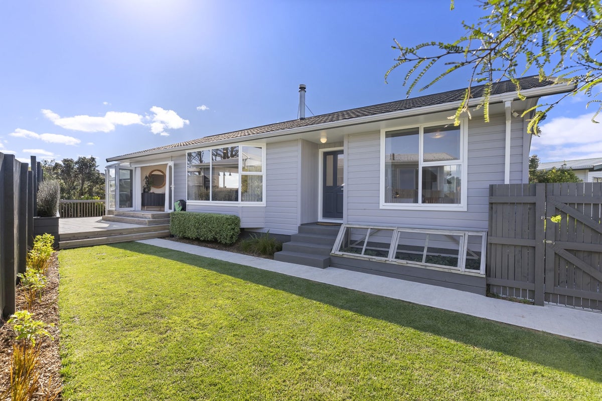 58 Somes Crescent, Newlands, Wellington - Carousel 1