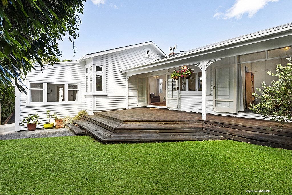 9 Newcombe Crescent, Karori, Wellington - Carousel 1