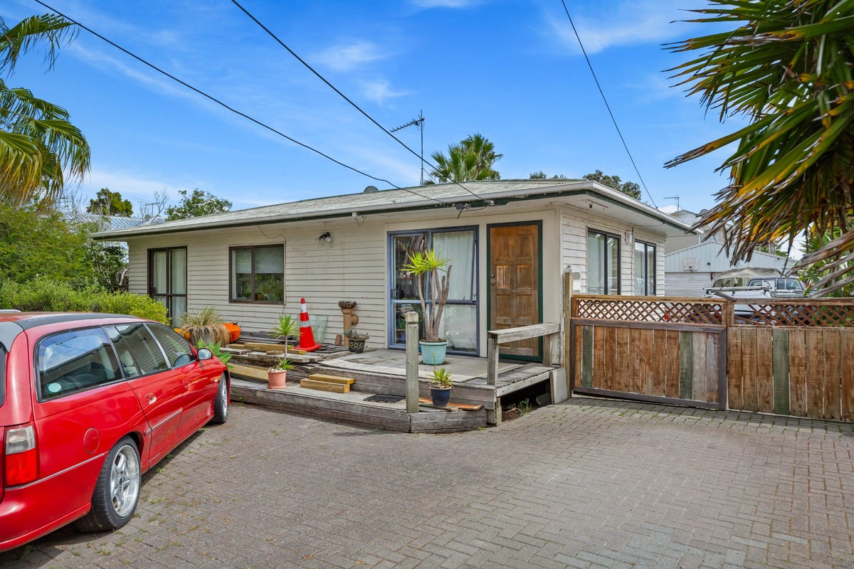 16 Fourth View Avenue, Beachlands, Auckland - Carousel 2