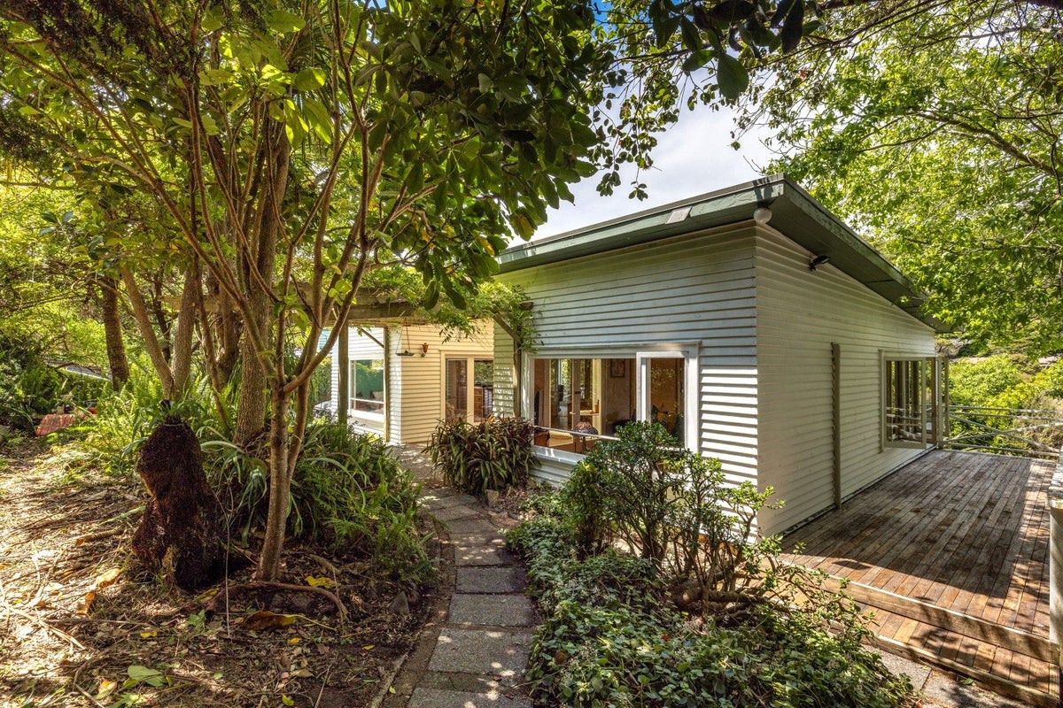 25 Makora Avenue, Oneroa, Waiheke Island - Carousel 2