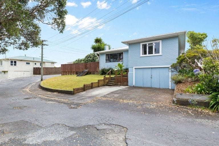 13 York Crescent, Westown, New Plymouth - Carousel 1