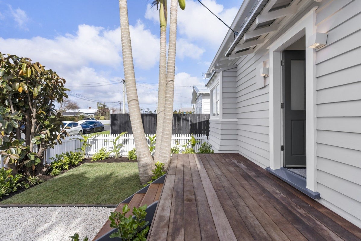 16 Moa Road, Point Chevalier, Auckland - Carousel 1