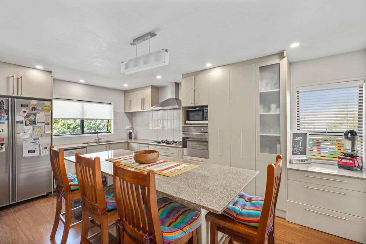 48 Beach Road, Te Atatu Peninsula, Auckland - Carousel 1
