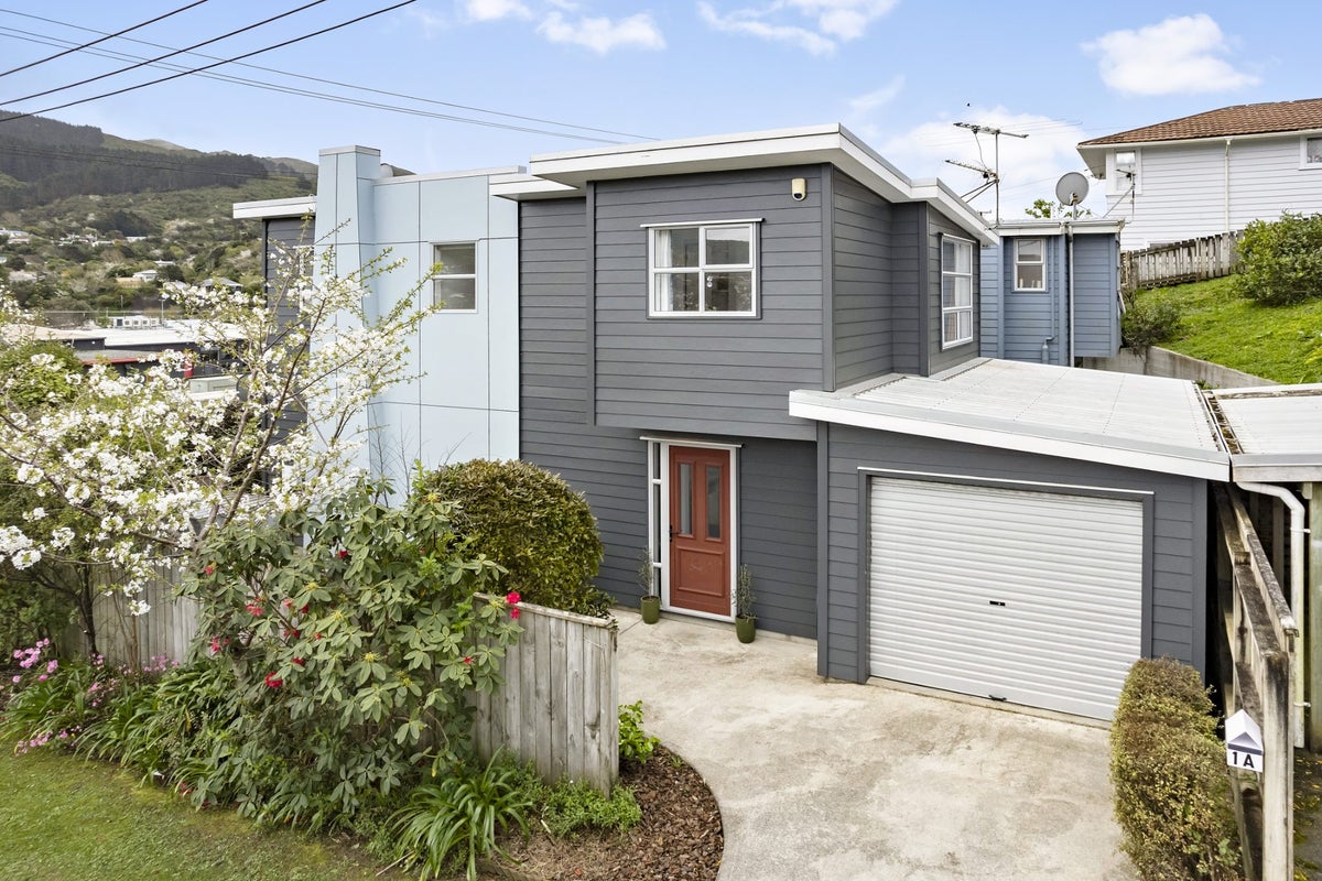 1A Stephen Street, Tawa, Wellington - Carousel 1