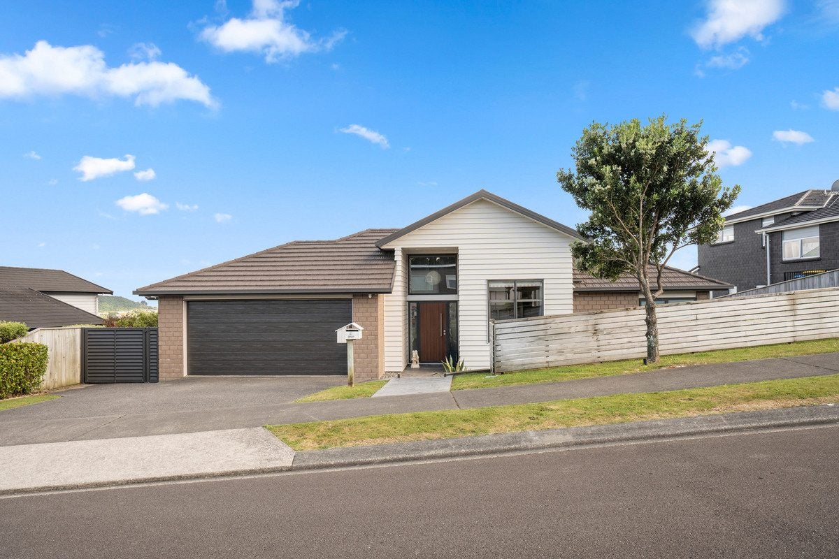 81 Endeavour Drive, Whitby, Porirua - Carousel 1