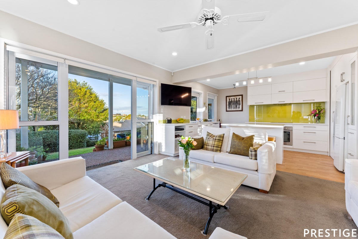 16 Knightsbridge Drive, Forrest Hill, Auckland - Carousel 1