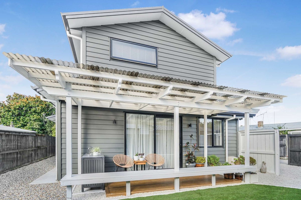 2/12 Liston Crescent, Hillcrest, Hamilton - Carousel 1