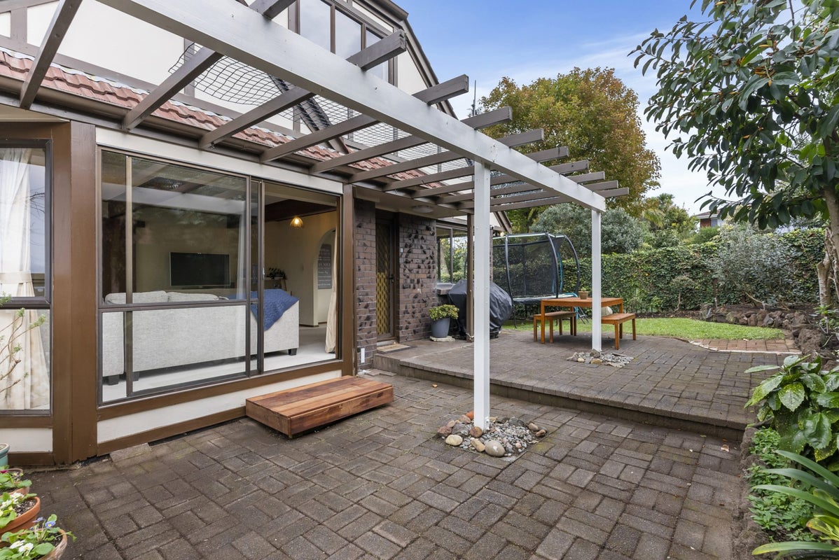 2/11 Regia Close, Half Moon Bay, Auckland - Carousel 1