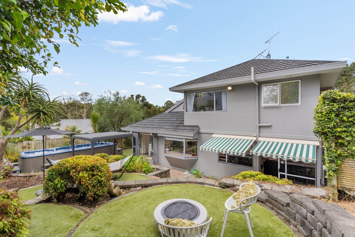 12 La Roche Place, Northcote, Auckland - Carousel 1