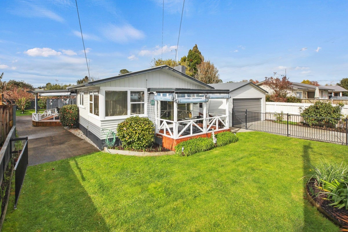 12 Colstone Street, Glenview, Hamilton - Carousel 1