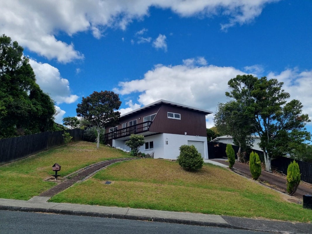 16 Cheval Drive, Totara Vale, Auckland - Carousel 1