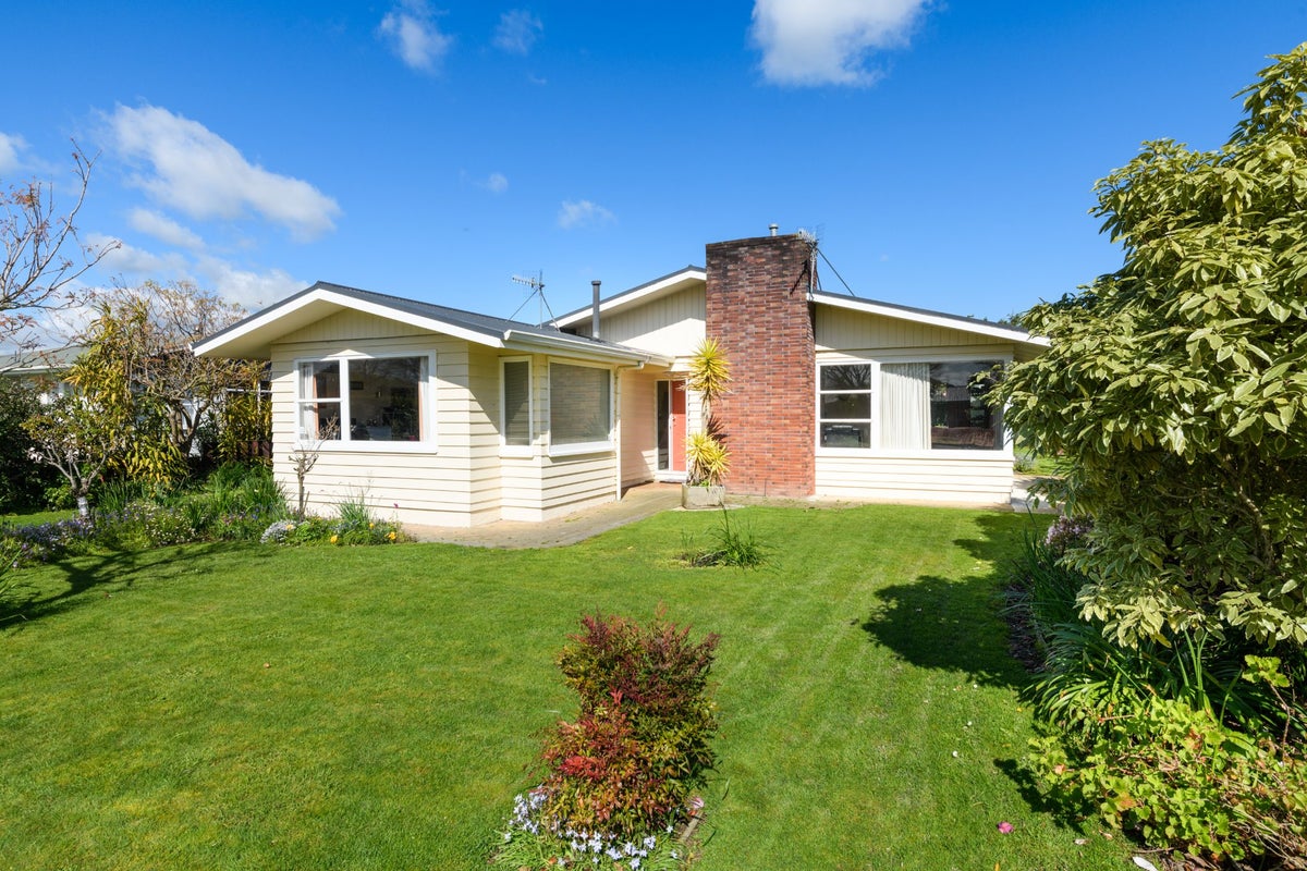 7 Tabak Crescent, Takaro, Palmerston North - Carousel 1