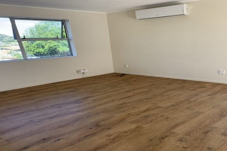 13 Cockayne Crescent, Sunnynook, Auckland - Carousel 2