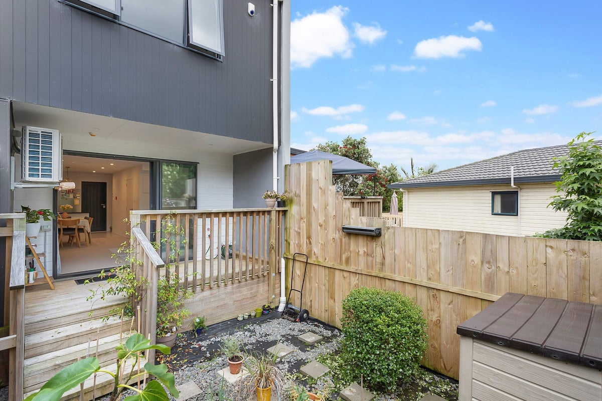 28/18 Hewlett Road, Massey, Auckland - Carousel 1