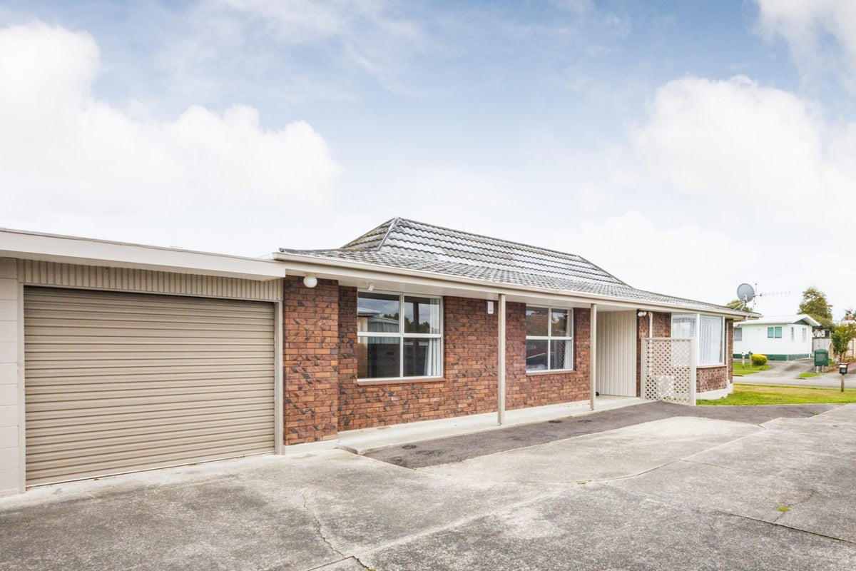 24 GERALDINE Crescent, Cloverlea, Palmerston North - Carousel 1
