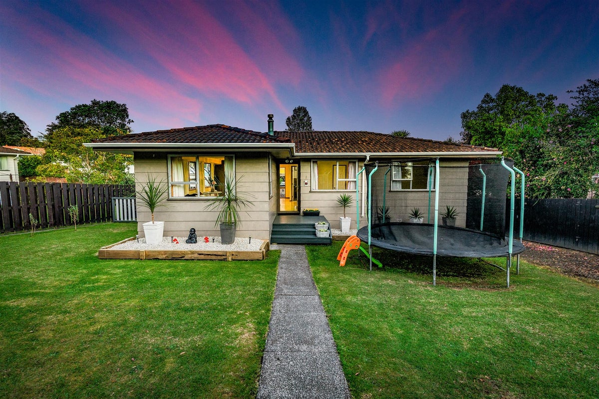 4 Albemarle Place, Massey, Auckland - Carousel 1