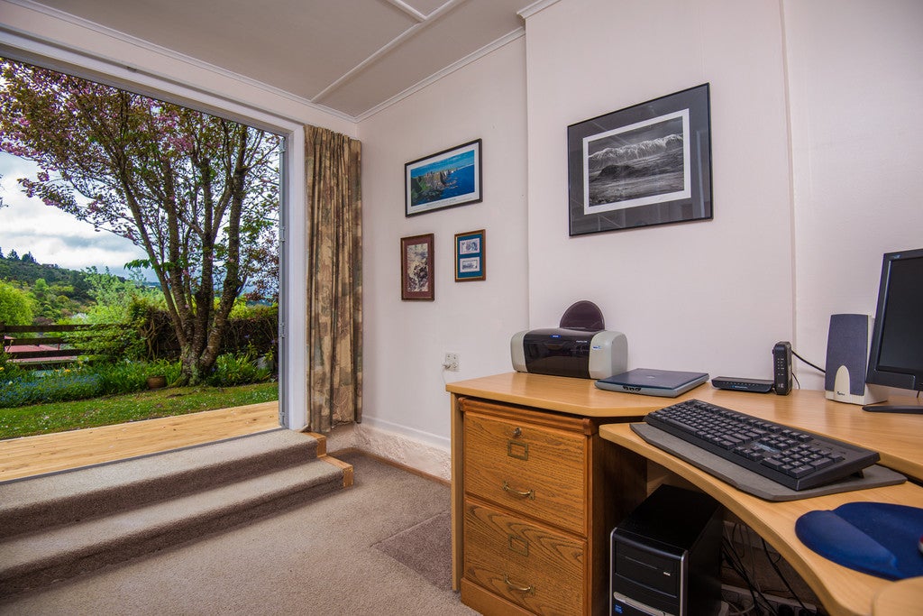 6 Thomson Grove, Stokes Valley, Lower Hutt - Carousel 10
