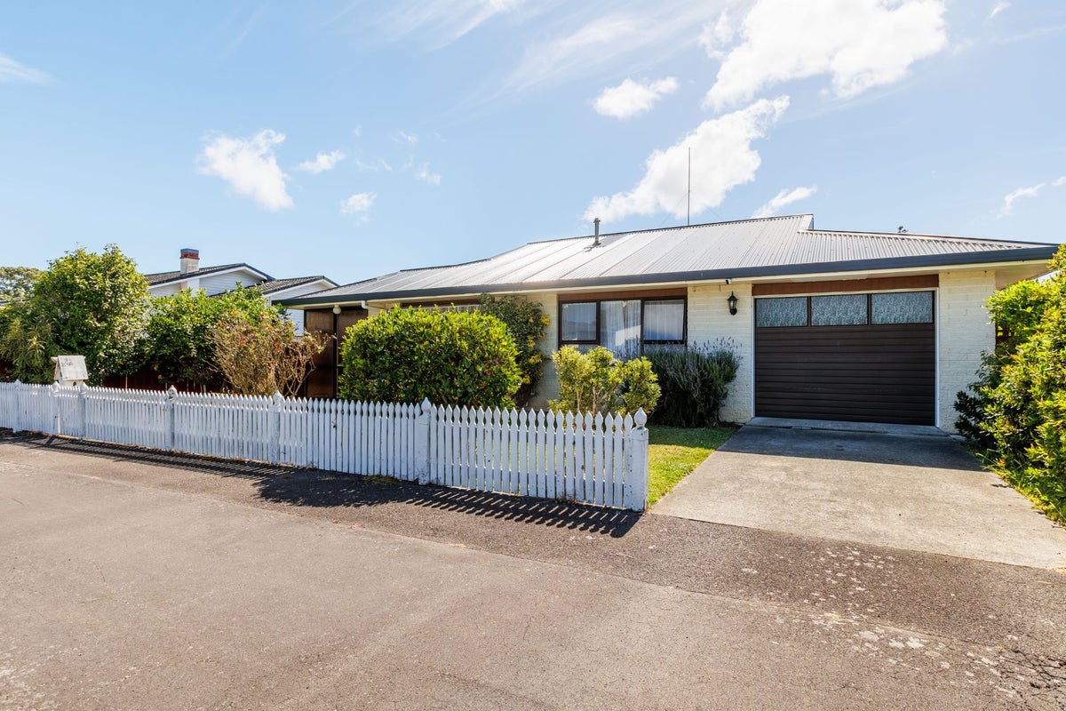11B Stewart Crescent, Hokowhitu, Palmerston North - Carousel 1