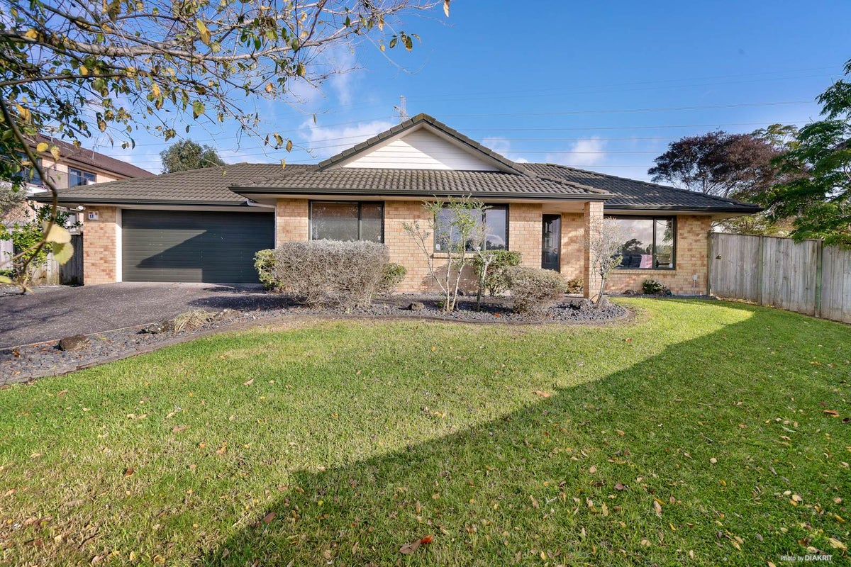10 Earnslaw Crescent, Clover Park, Auckland - Carousel 1