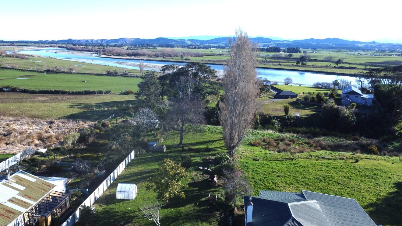 59 Main Road, Clinton - Carousel 15