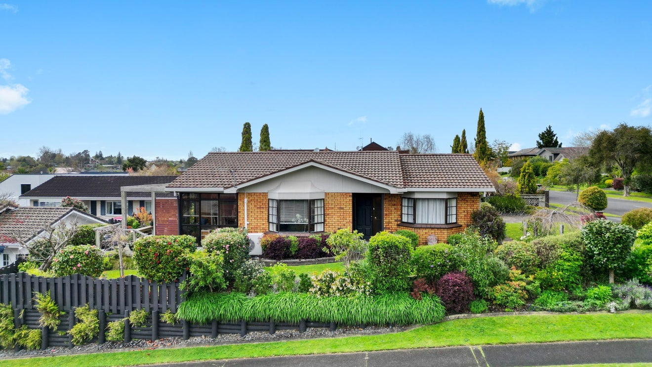 18 Cattanach Street, St Andrews, Hamilton - Carousel 1