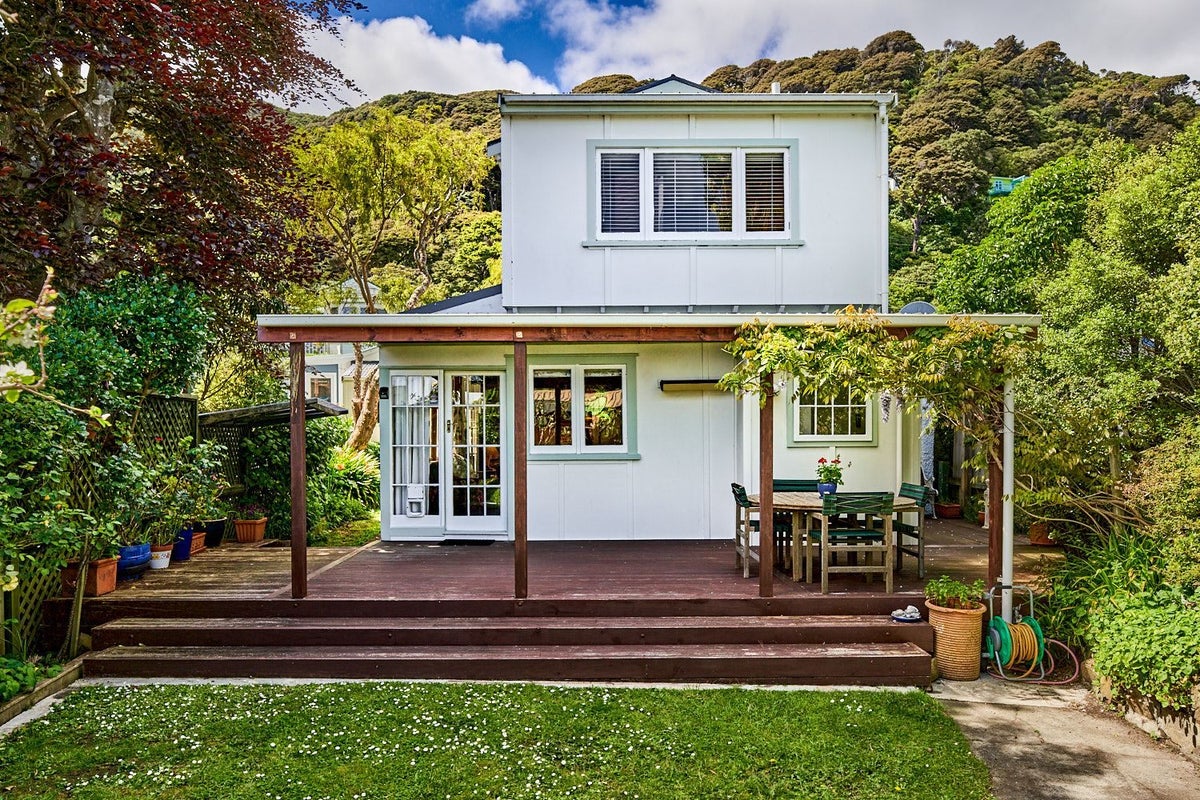 25 Mahoe Street, Eastbourne, Lower Hutt - Carousel 1