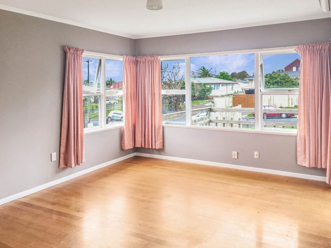8A Fairclough Road, Beach Haven, Auckland - Carousel 5