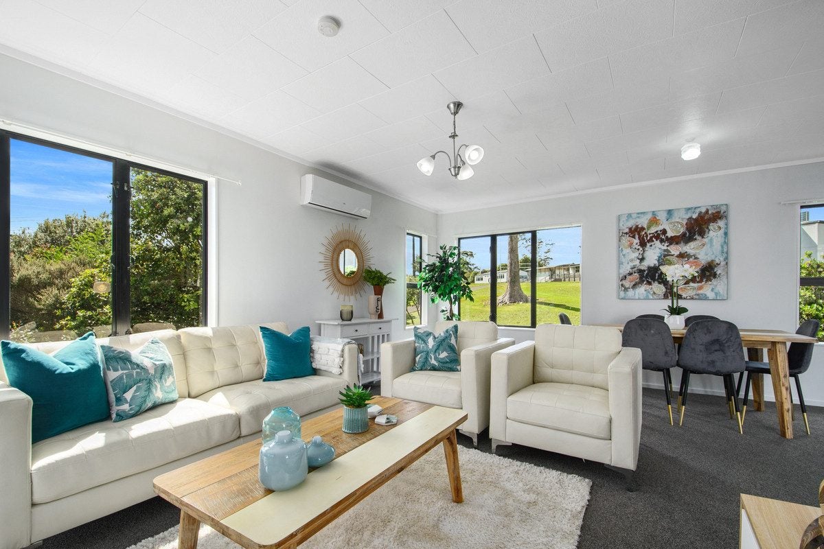 39 Meadowvale Rise, Titirangi, Auckland - Carousel 1