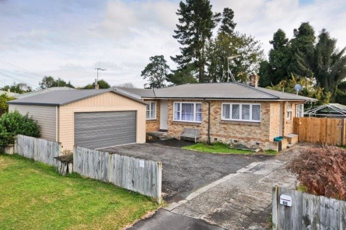 66 Pine Avenue, Melville, Hamilton - Carousel 1