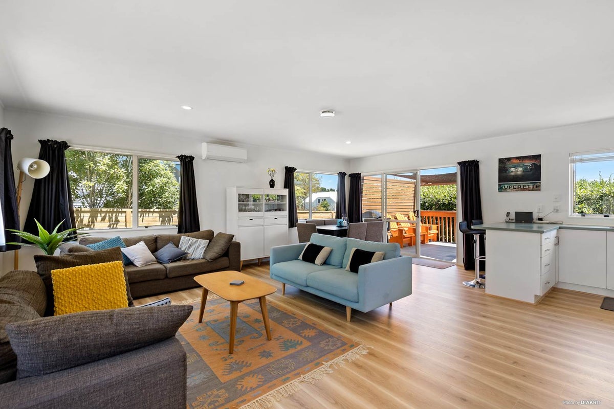 15B Helga Crescent, Te Atatu Peninsula, Auckland - Carousel 2