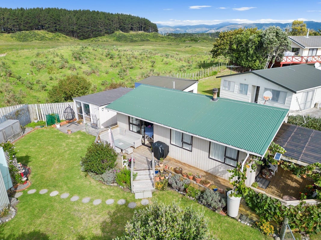 15 Colenso Place, Otaki Beach, Otaki - Carousel 2