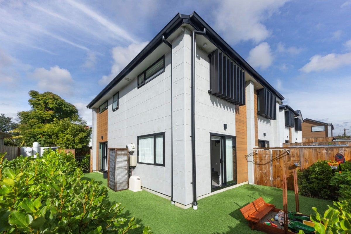 6/80 Awaroa Road, Sunnyvale, Auckland - Carousel 1