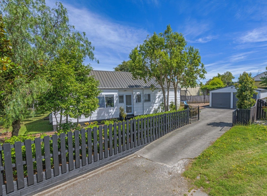 19 Peppertree Glade, Kelvin Grove, Palmerston North - Carousel 1