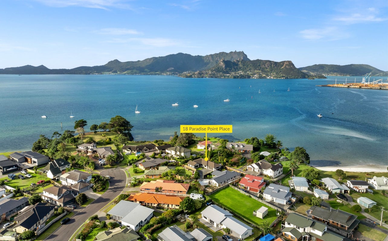 18 Paradise Point Place, One Tree Point - Carousel 1