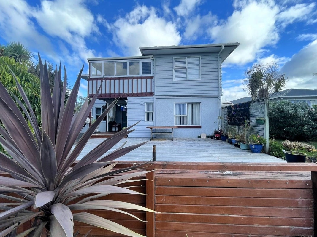 8 Divich Avenue, Te Atatu South, Auckland - Carousel 1