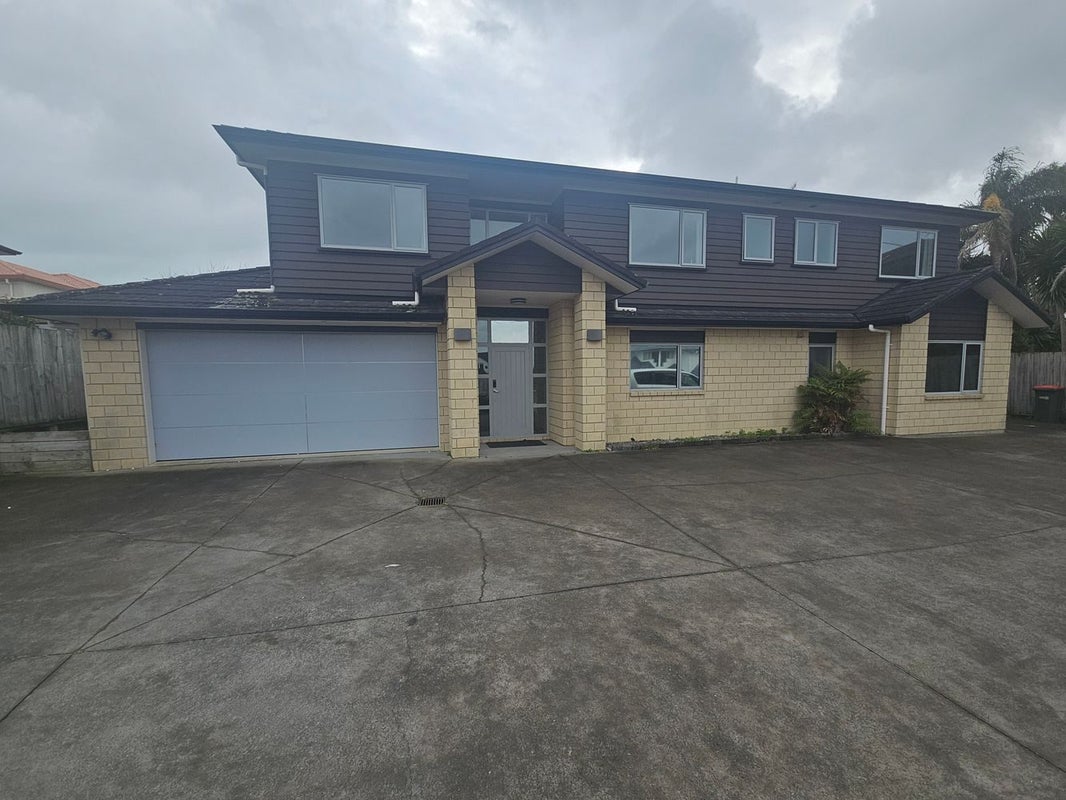 831A Chapel Road, Shamrock Park, Auckland - Carousel 1
