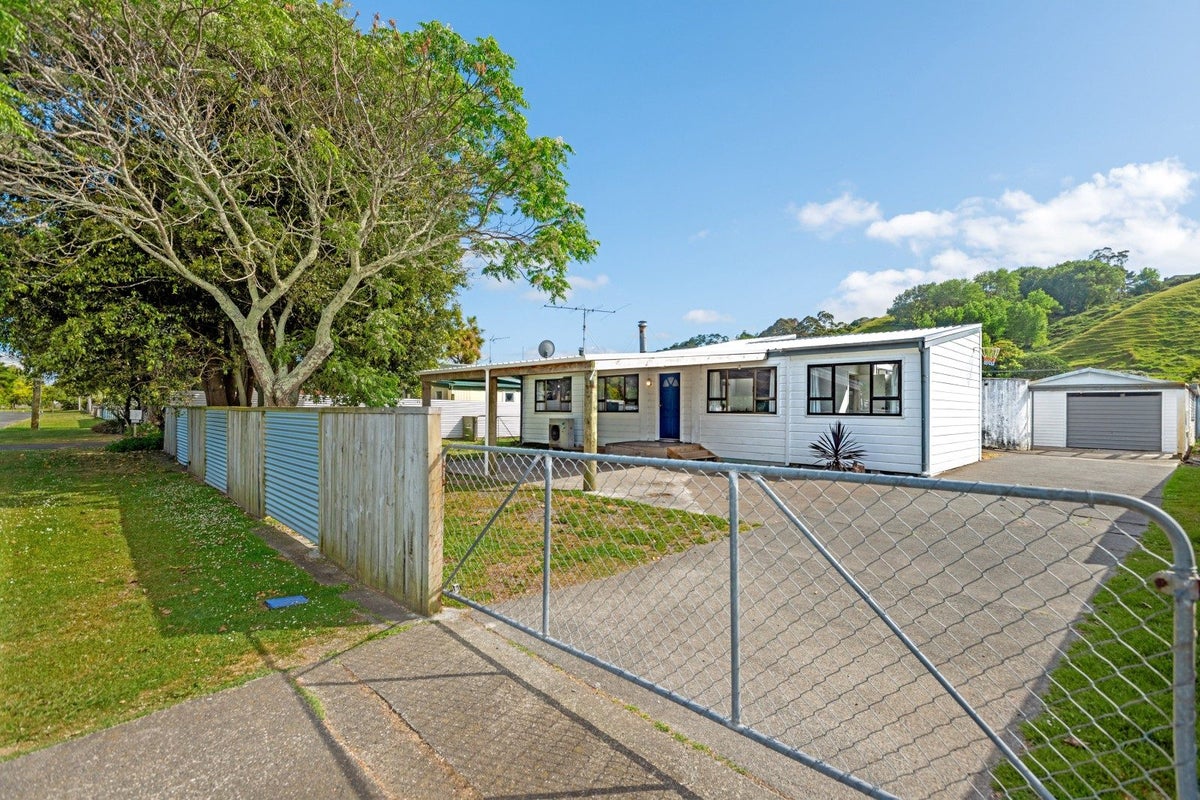 12 Hooper Street, Tamarau, Gisborne - Carousel 1