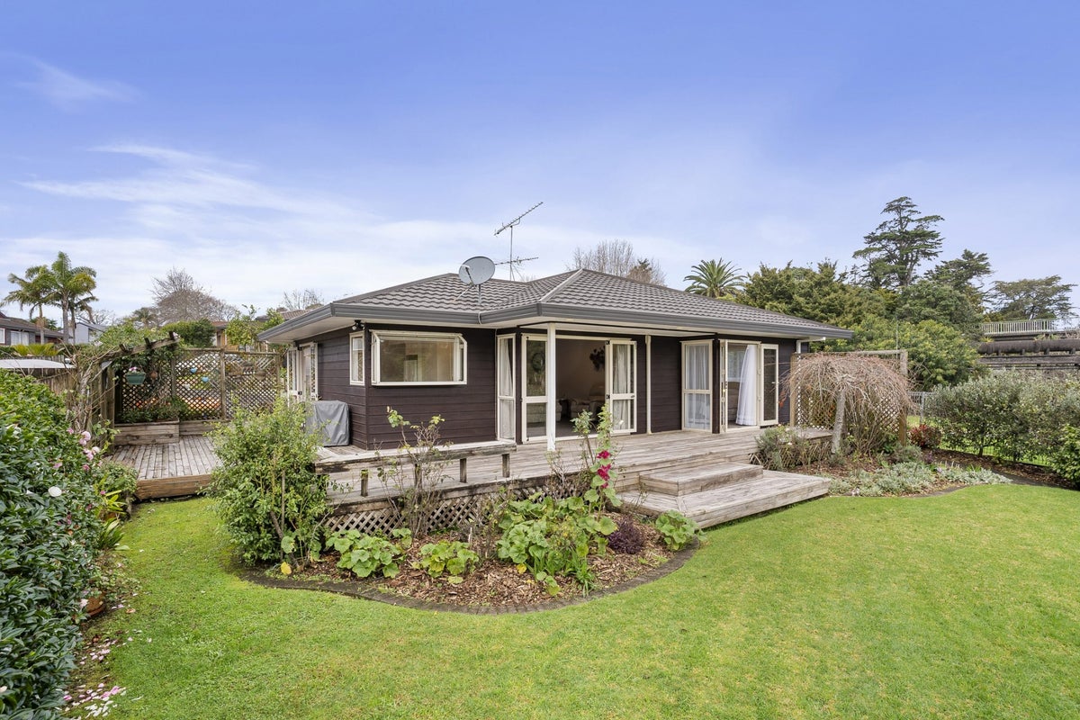 10 Lochend Place, Highland Park, Auckland - Carousel 1