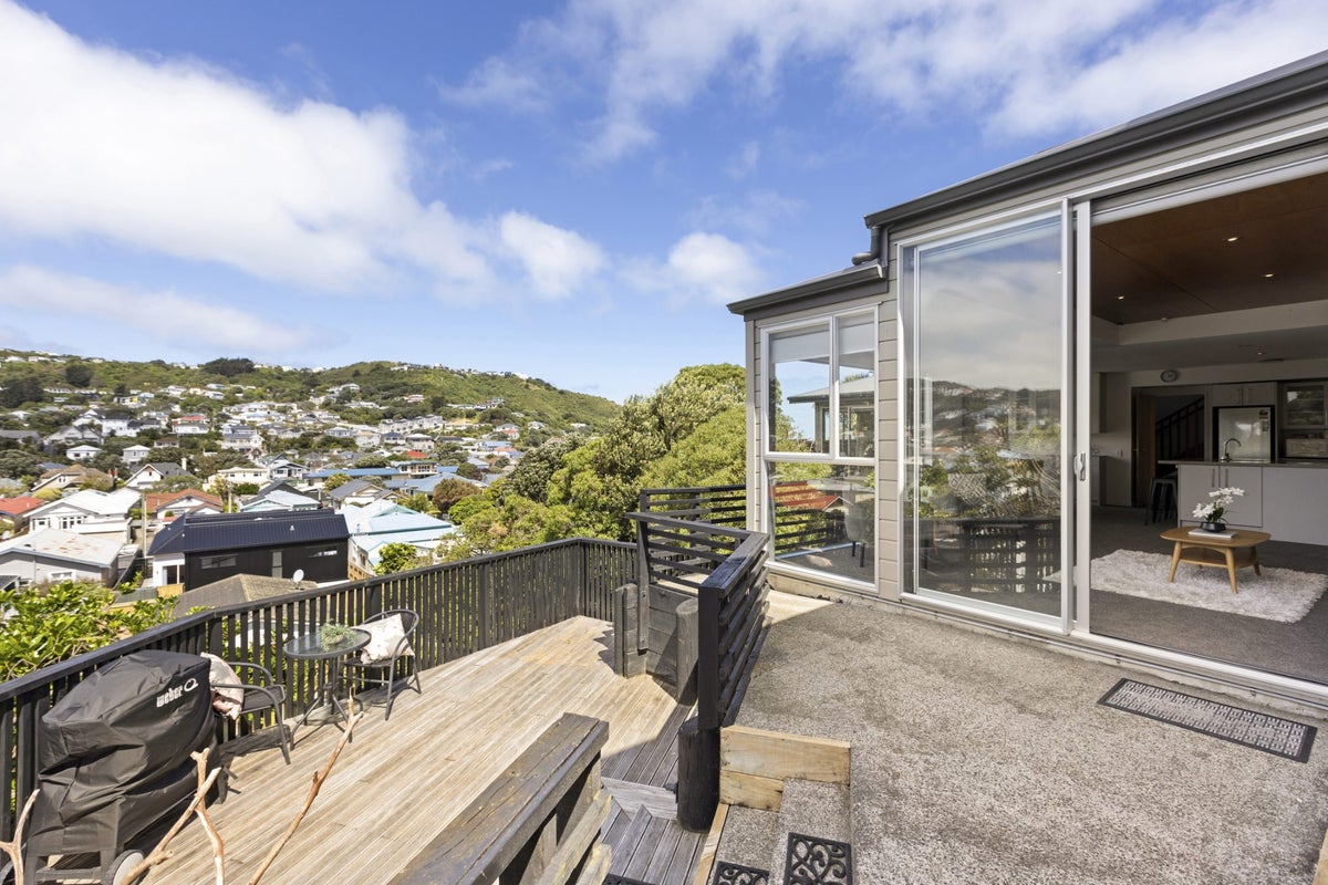 9/3 Severn Street, Island Bay, Wellington - Carousel 1