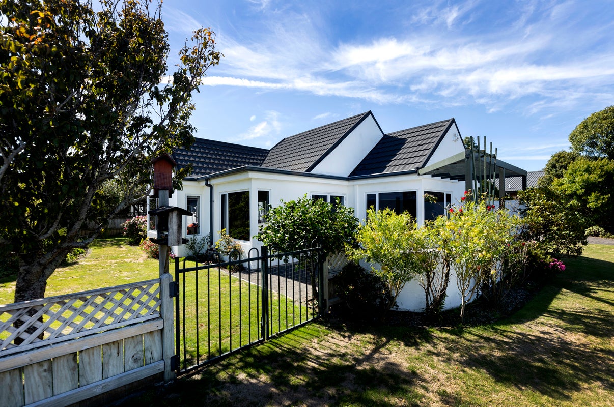 1 Larsen Place, Merrilands, New Plymouth - Carousel 2