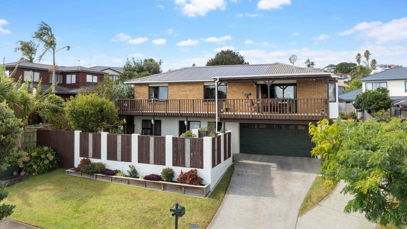 12 Ewhurst Place, Goodwood Heights, Auckland - Carousel 1