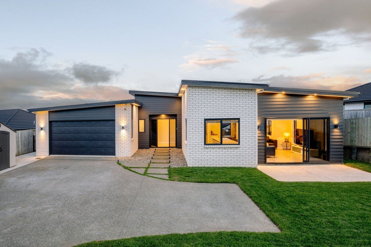 10 Kapua Crescent, Rototuna North, Hamilton - Carousel 2