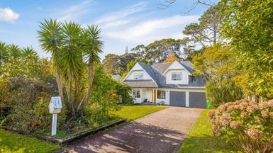 27 Woodfern Crescent, Titirangi, Auckland - Carousel 1