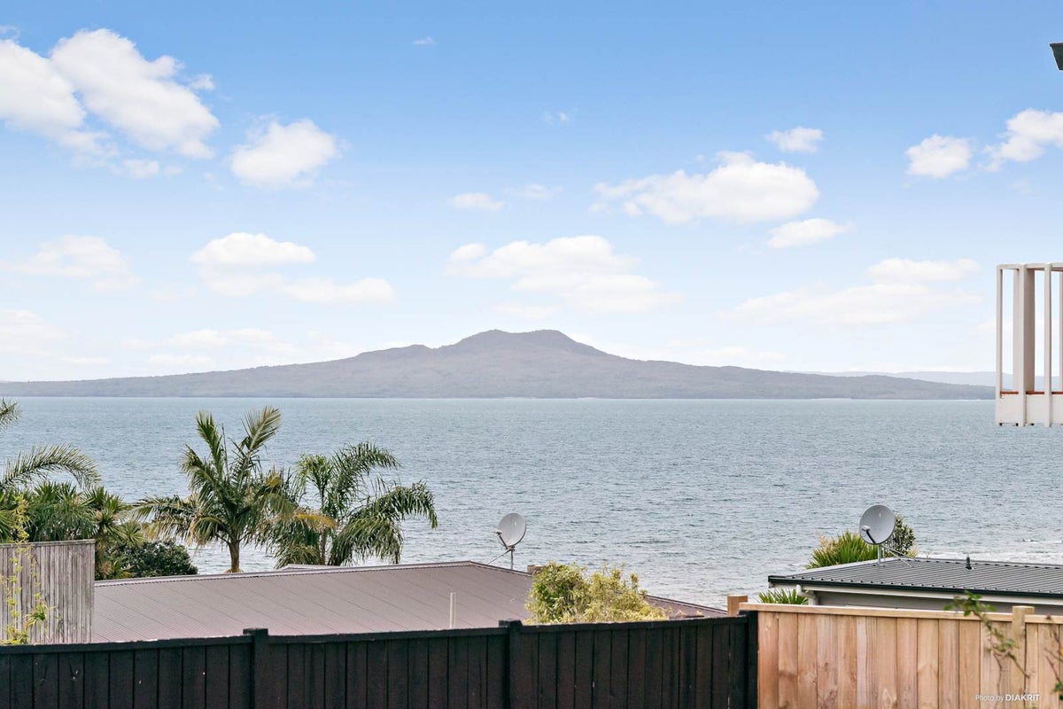 37A Hyde Road, Rothesay Bay, Auckland - Carousel 1