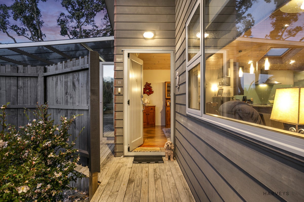 11 Deane Avenue, Titirangi, Auckland - Carousel 2