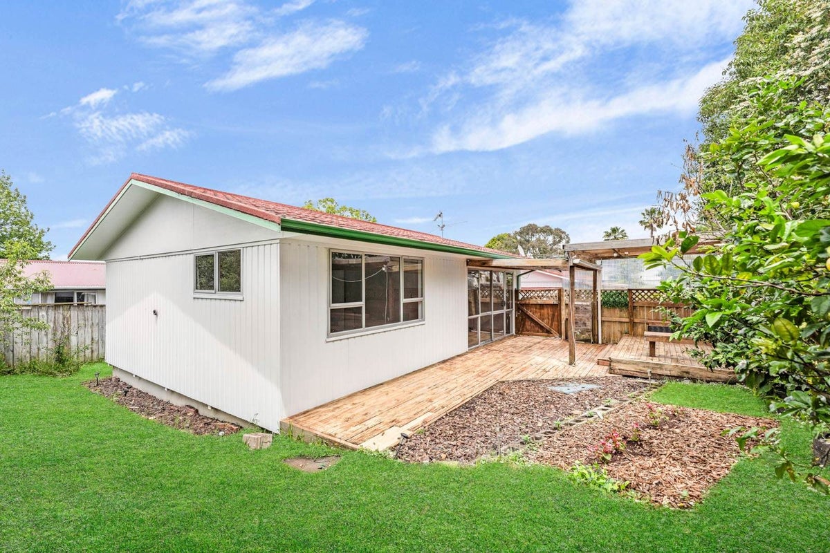 2/26 Kemp Road, Massey, Auckland - Carousel 1